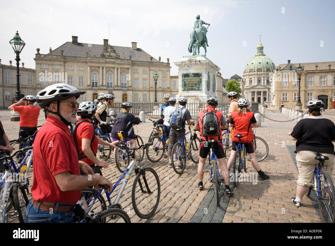 Los ciclistas en un tour por la ciudad de Copenhague, visita del palacio de Amalienborg Foto de stock