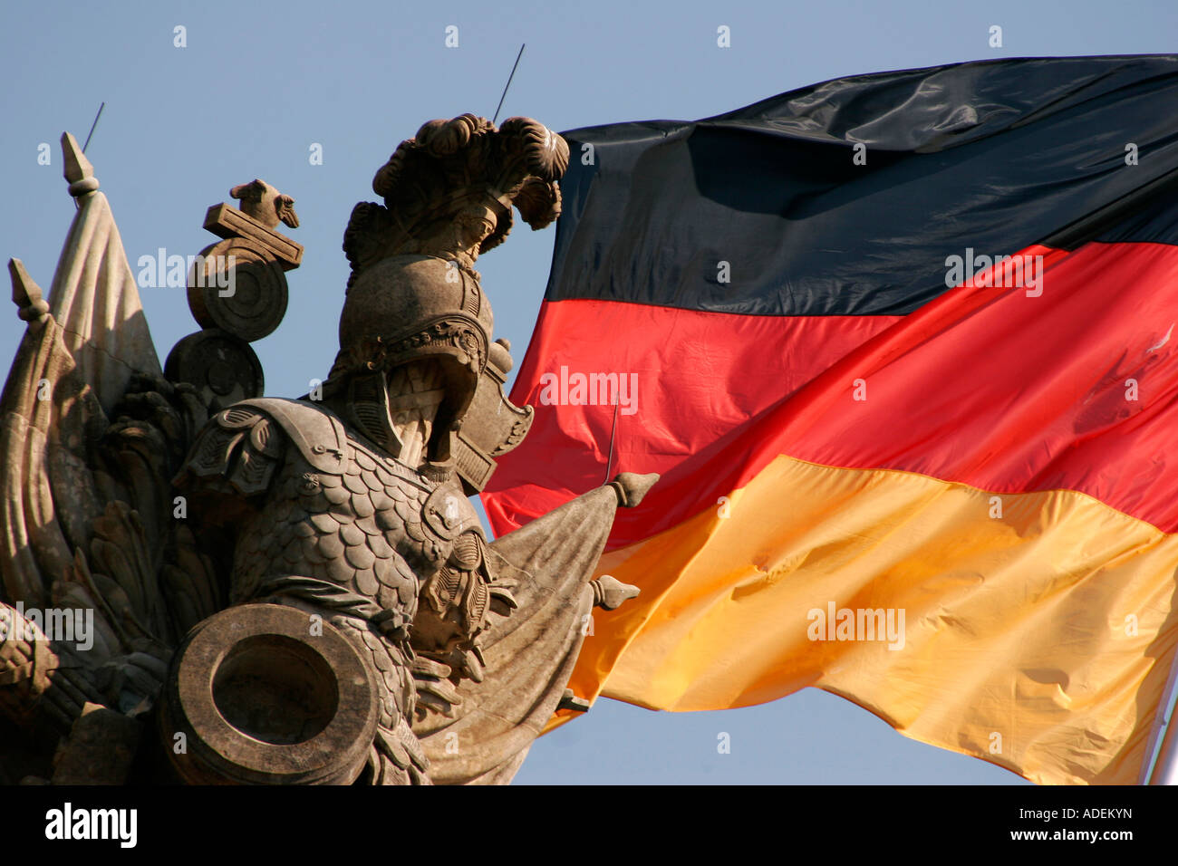 Deutschlandfahne Bundeshauptstadt Berlín Deutschland bandera alemana en la capital alemana de Berlín Foto de stock