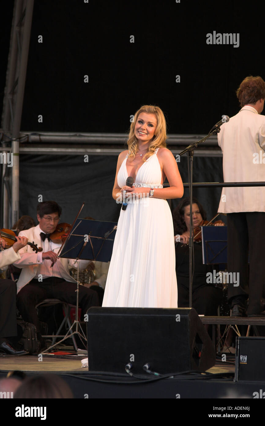 La cantante galesa Katherine Jenkins realiza conciertos con la Royal Philharmonic Orchestra en la última noche de los Proms de Audley End. Foto de stock