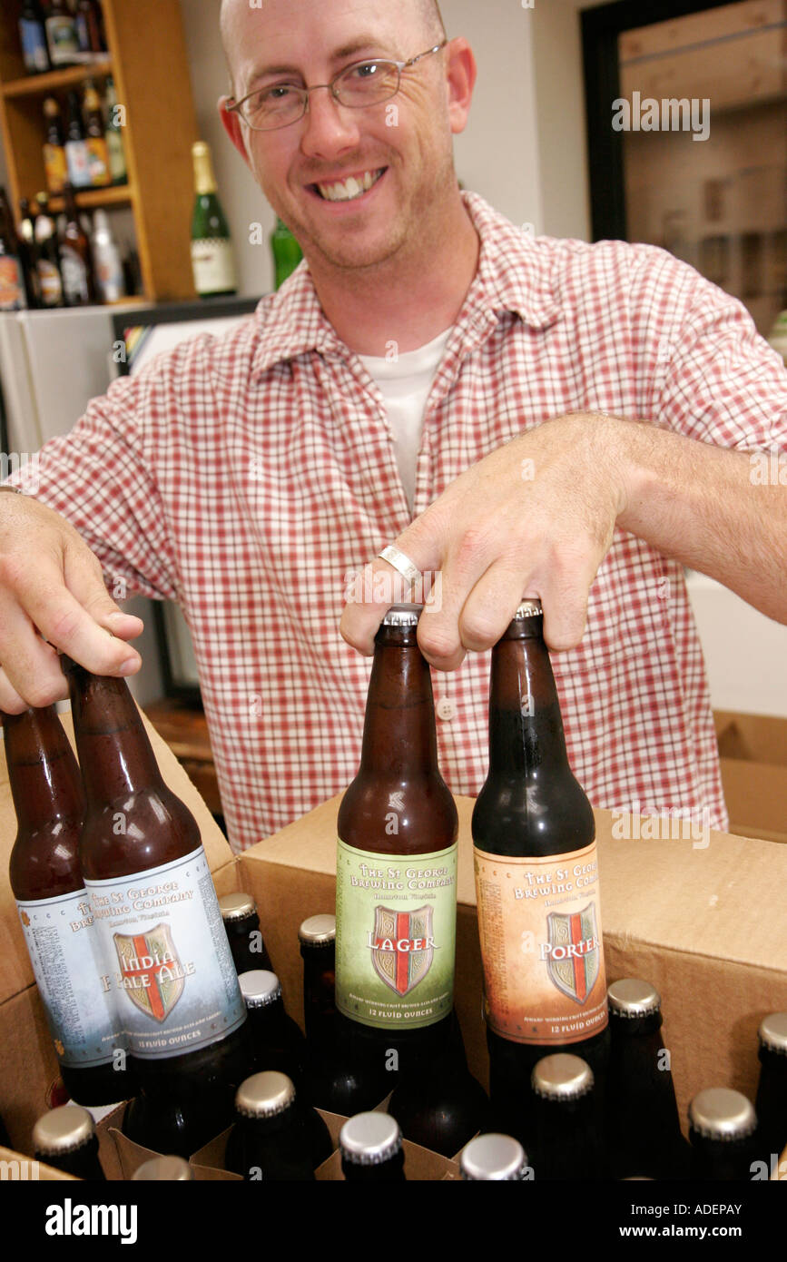 Virginia Hampton, St. George Brewing Company,botella,etiqueta,caja,hombre hombres,cerveza,ale,VA070616034 Foto de stock