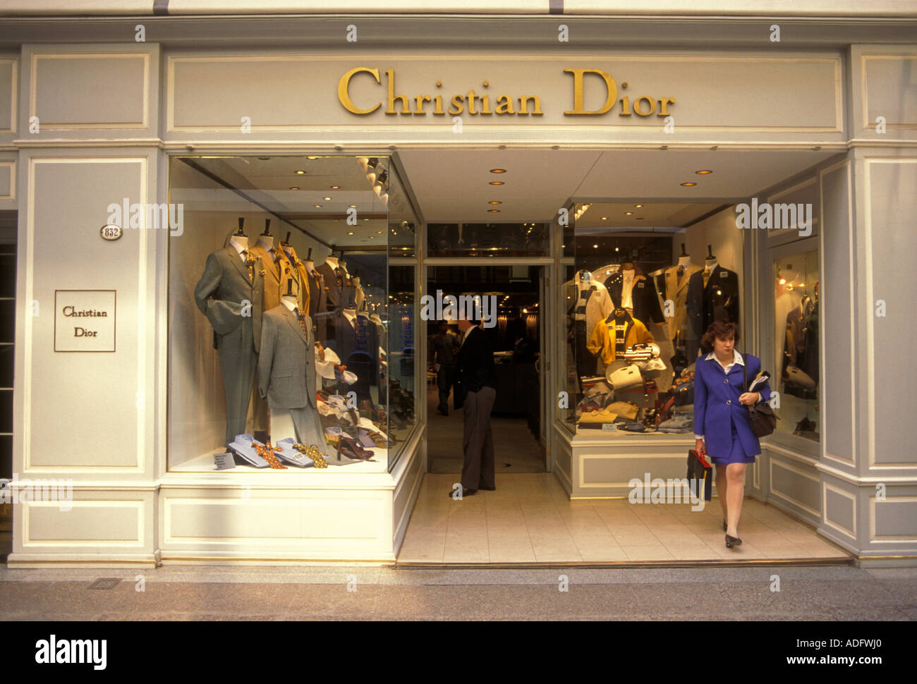 Mujer argentina, shopper, compras, escaparate, Christian Dior, tienda  boutique, boutique, tienda de la Calle Florida, Buenos Aires, Argentina,  Sudamérica Fotografía de stock - Alamy