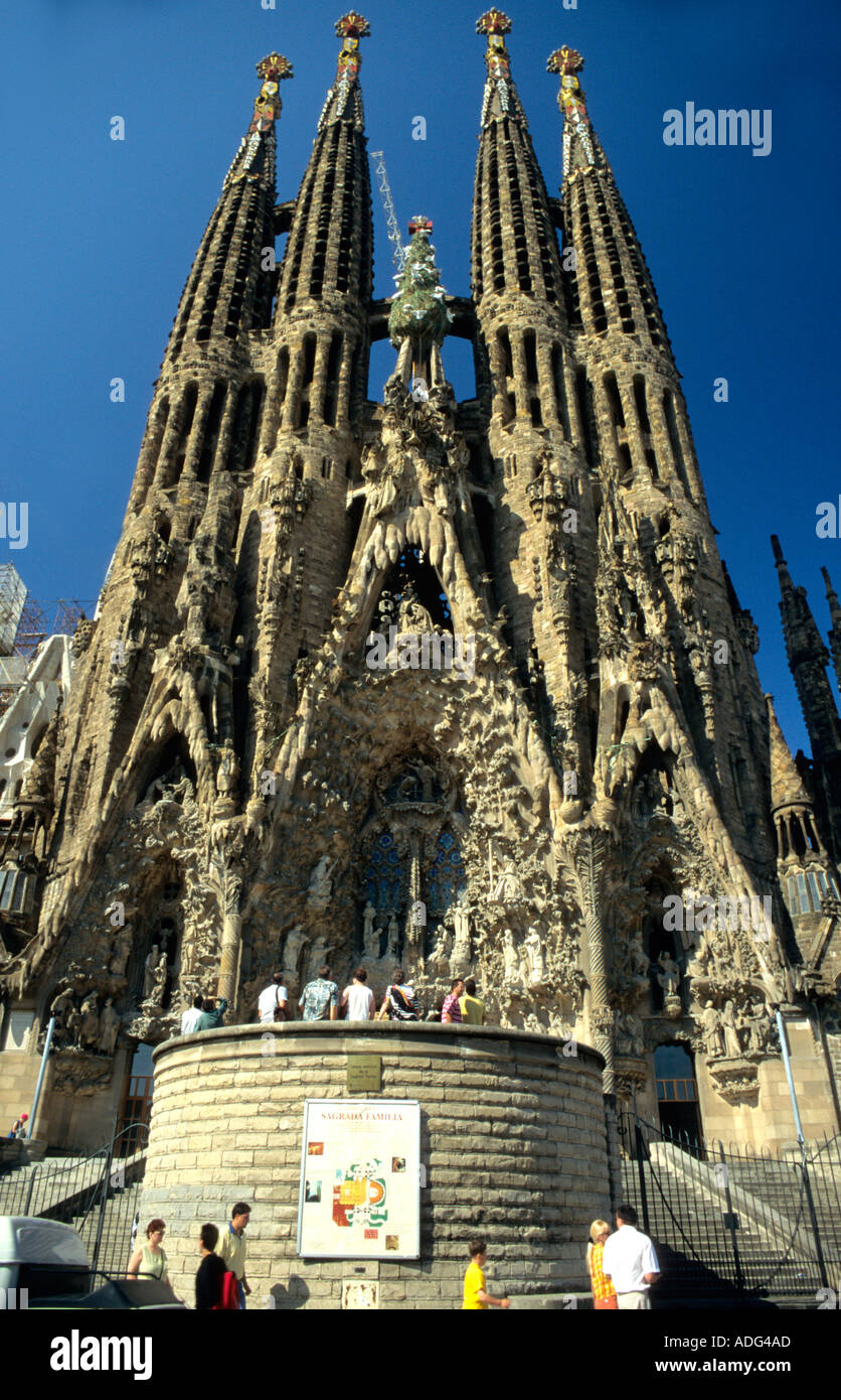 Iglesia inacabada de Gaudí de la Sagrada Familia en Barcelona es un lugar  favorito para visitas turísticas Fotografía de stock - Alamy