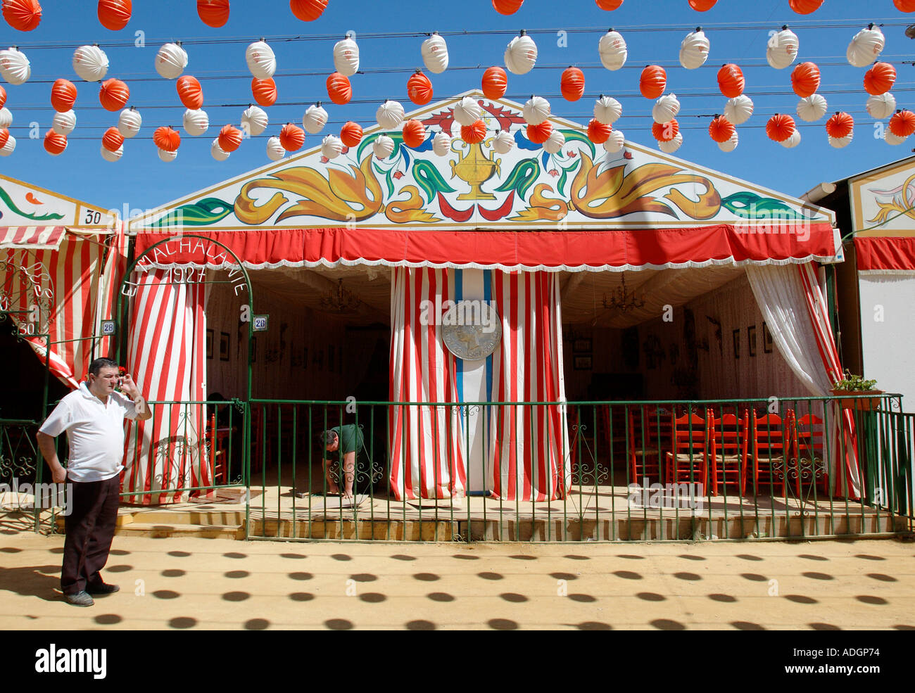 Linternas y decoración pintada en una de las casetas o pabellones para la  celebración de fiestas en la Feria de Abril Sevilla Andalucía España  Fotografía de stock - Alamy