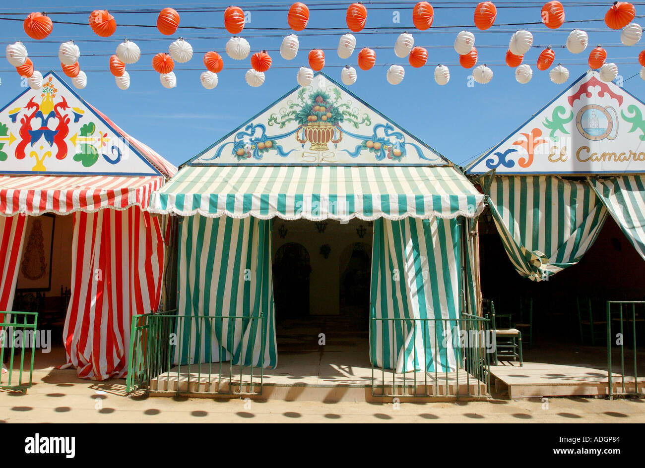 Linternas y decoración pintada en casetas o pabellones para la celebración  de fiestas en la Feria de Abril Sevilla Andalucía España Fotografía de  stock - Alamy