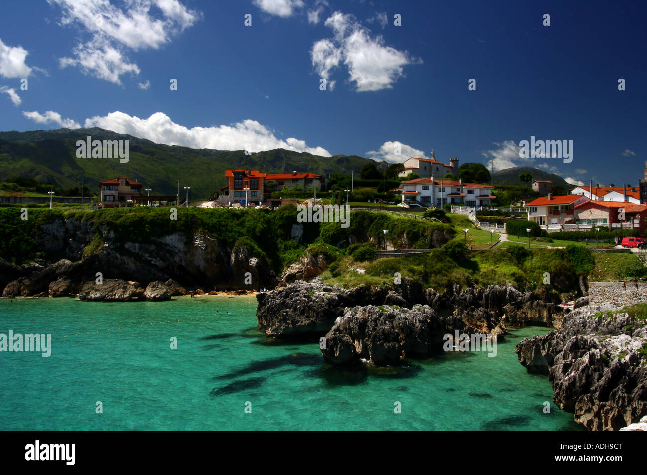 roto compresión Aflojar Playa puerto chico fotografías e imágenes de alta resolución - Alamy