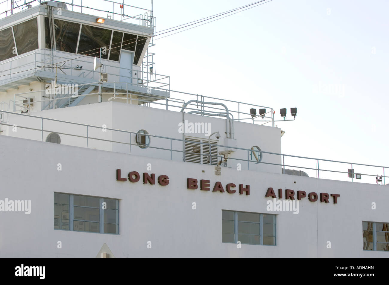 Aeropuerto de Long Beach edificio histórico situado en el sur de California, mostrando el letrero y antigua torre de control Foto de stock