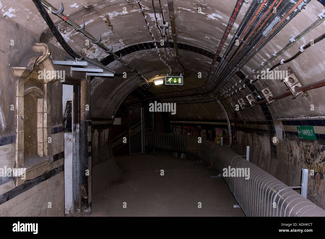 Antiguo mostrador de nivel profundo - Pasillo en desuso (cerrado 1969) - La estación de metro de Euston - Londres Foto de stock