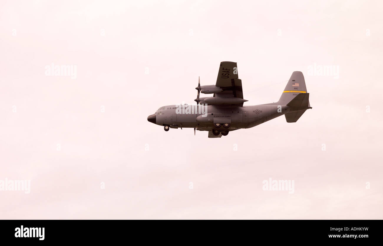 La Fuerza Aérea U S Alaska Air Guard C 130 llegando a aterrizar Foto de stock