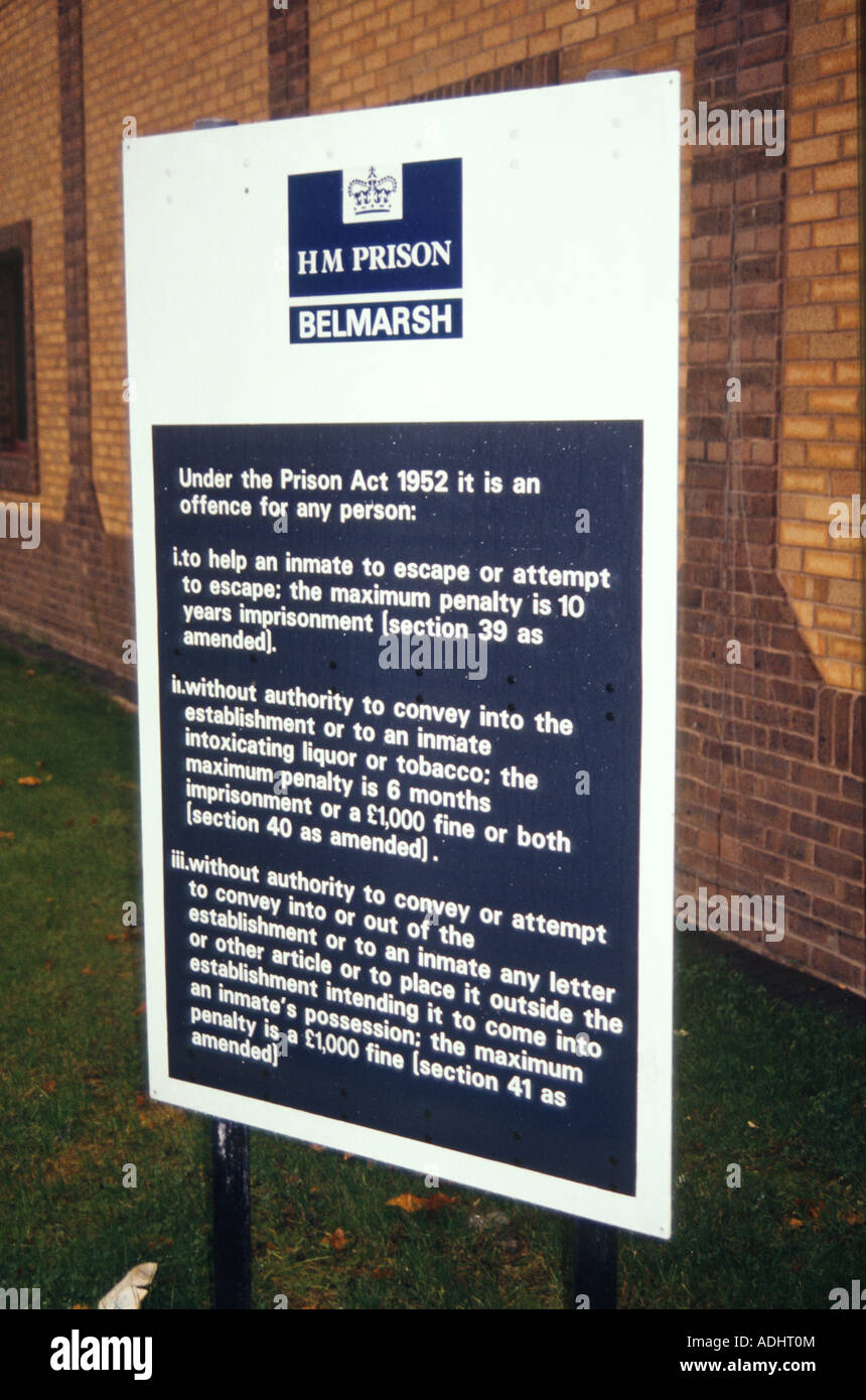 HM Prisión Belmarsh, fuera de Londres, Reino Unido. Señal en la entrada del frente. Foto de stock