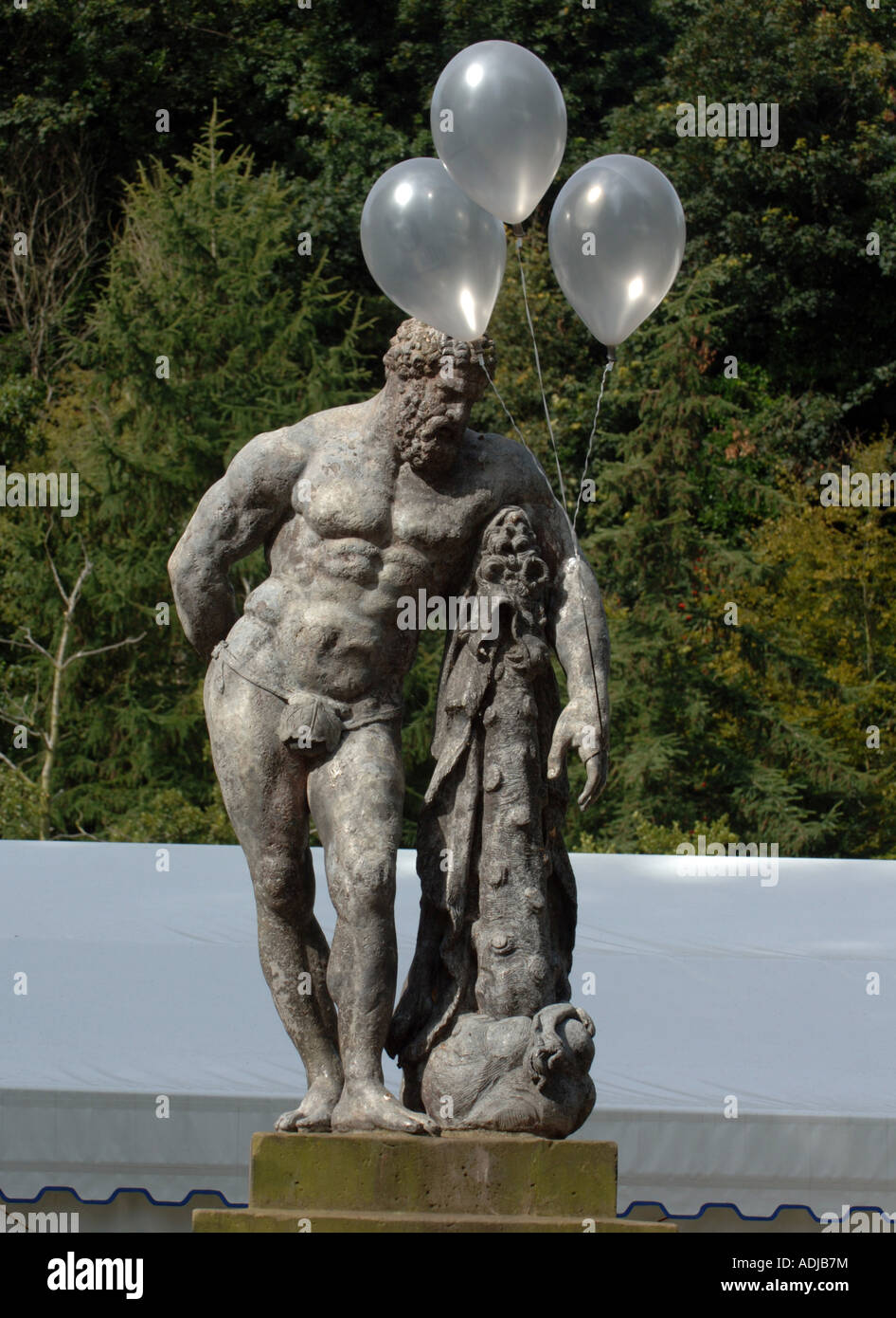 Una estatua de Hércules con globos en Shrewsbury Flower Show, Shropshire, RU Foto de stock