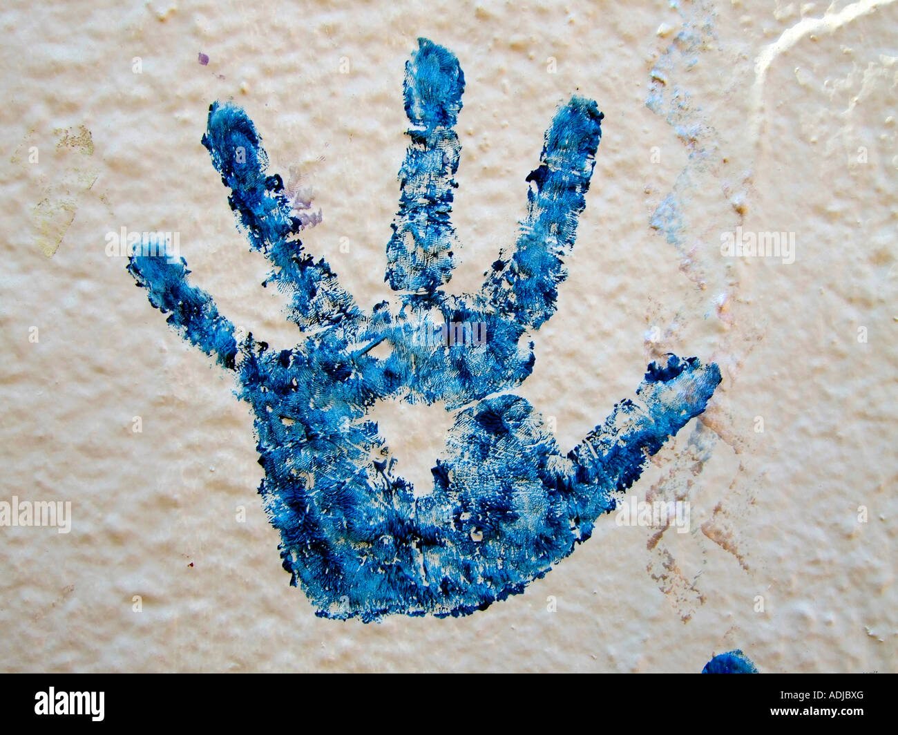 Silhouette de mano del niño cubierto de pintura azul sobre blanco muro  Fotografía de stock - Alamy