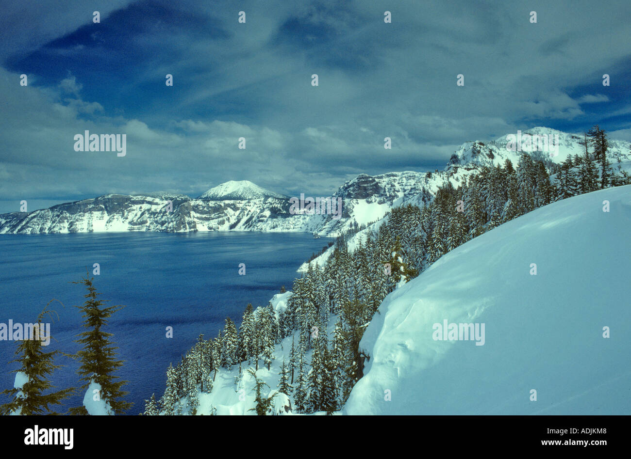 Crater Lake Oregon con nieve Foto de stock