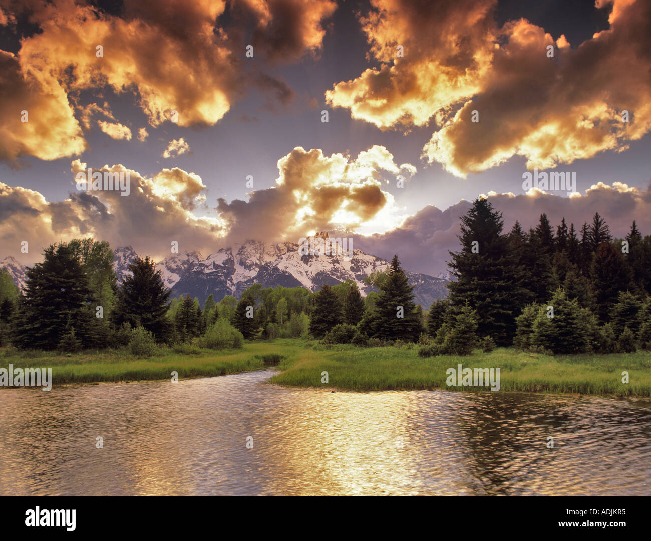 Atardecer con nubes de tormenta en las montañas Teton con Snake River, Parque Nacional de Teton Wyoming Foto de stock