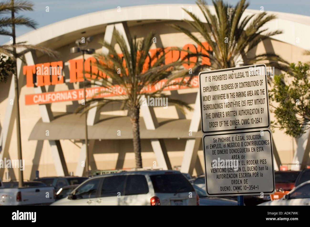 Home Depot: Firmar prohibir la solicitación de empleo el minorista del estacionamiento. Foto de stock