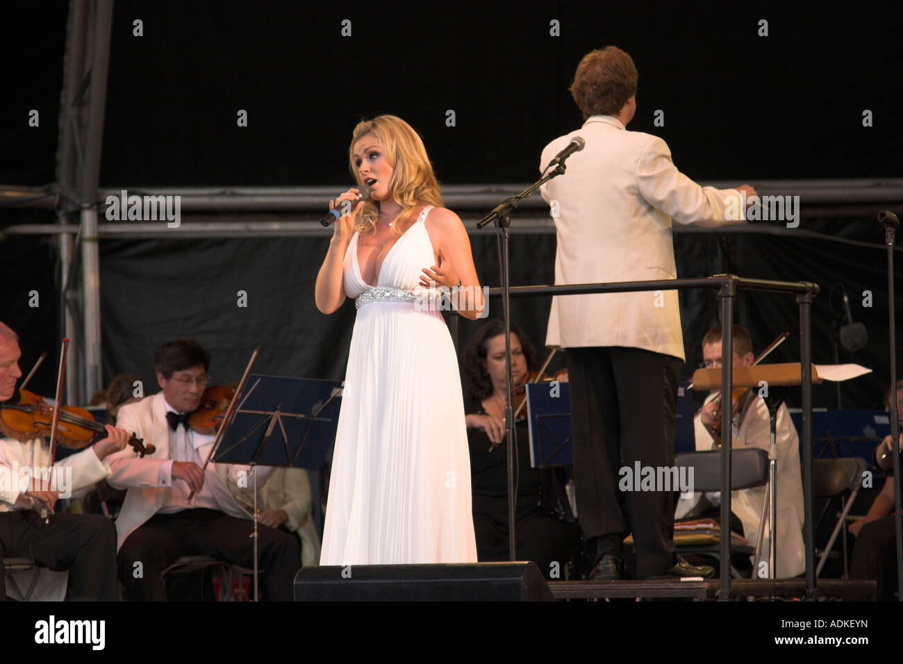 La cantante galesa Katherine Jenkins realiza conciertos con la Royal Philharmonic Orchestra en la última noche de los Proms de Audley End. Foto de stock