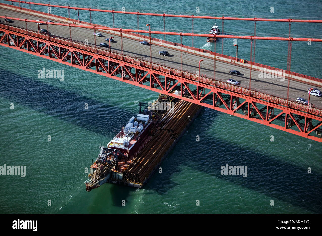 Antena barcaza cargada arriba pasando bajo el puente Golden Gate Foto de stock