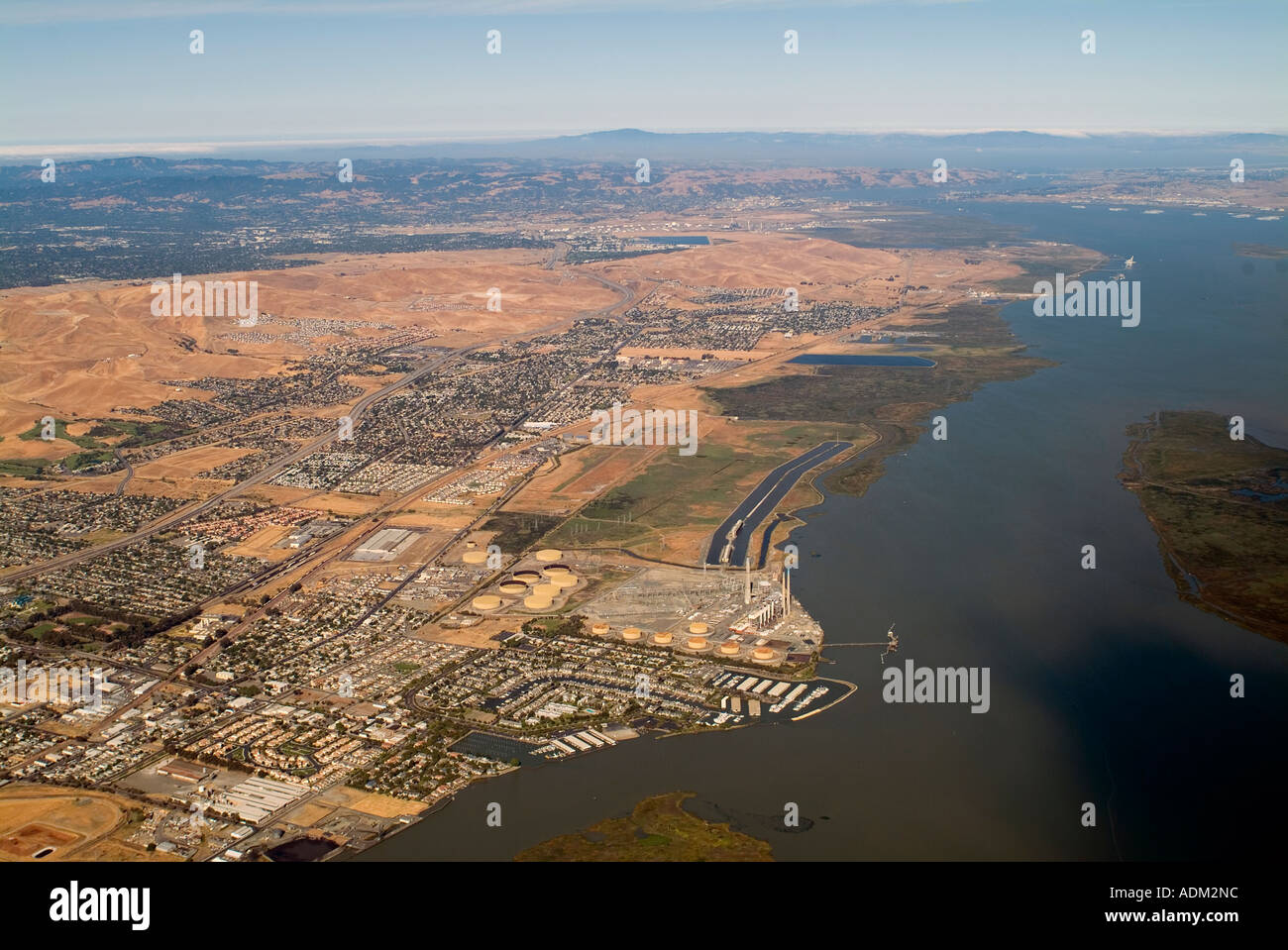 Vista aérea por encima de Antioch, California, Condado de Contra Costa y Río Sacramento Foto de stock