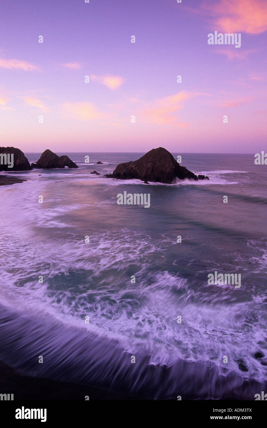 Amanecer en Greenwood Creek State Beach en California, EE.UU. Foto de stock