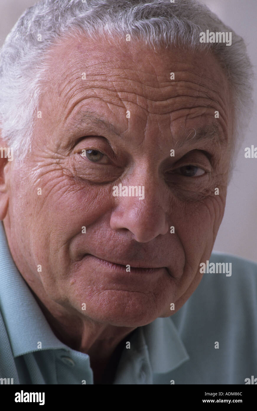 Close Up retrato de un hombre superior en sus 70 70s 73-75 años honesta expresión facial expresivo retrato arrugas sano cabello gris blanco Foto de stock
