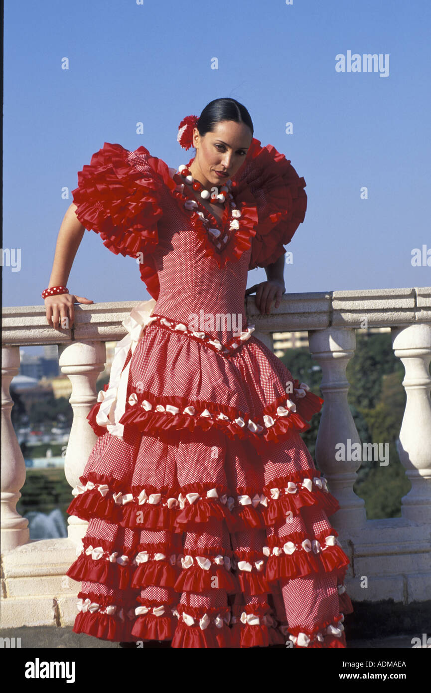 Spanish joven vestida con el traje tradicional sevillana Sr. Sevilla España  rojo colorida música apasionada bailarín flamenco Fotografía de stock -  Alamy