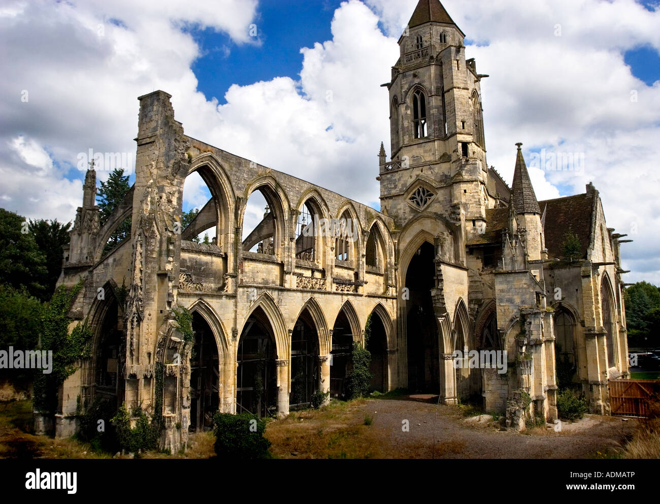 La Iglesia en ruinas en el corazón de Caen destruidas tanto por parte de los nazis y los bombardeos aliados Foto de stock