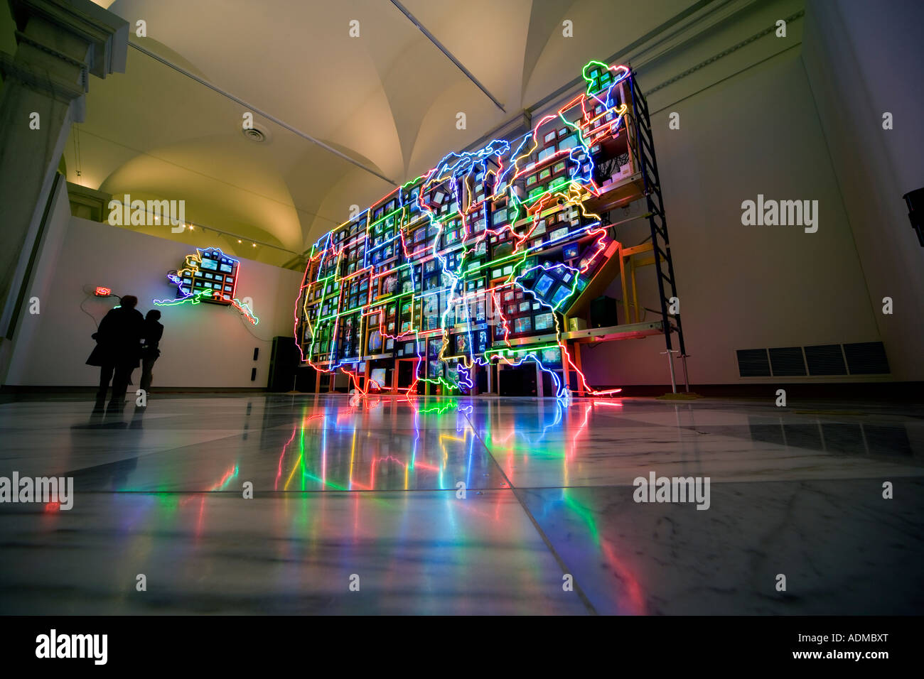 Mapa de neón de los EEUU en la escultura video arte instalación supercarretera electrónica por Nam June Paik en el Museo de Arte Americano, DC Foto de stock