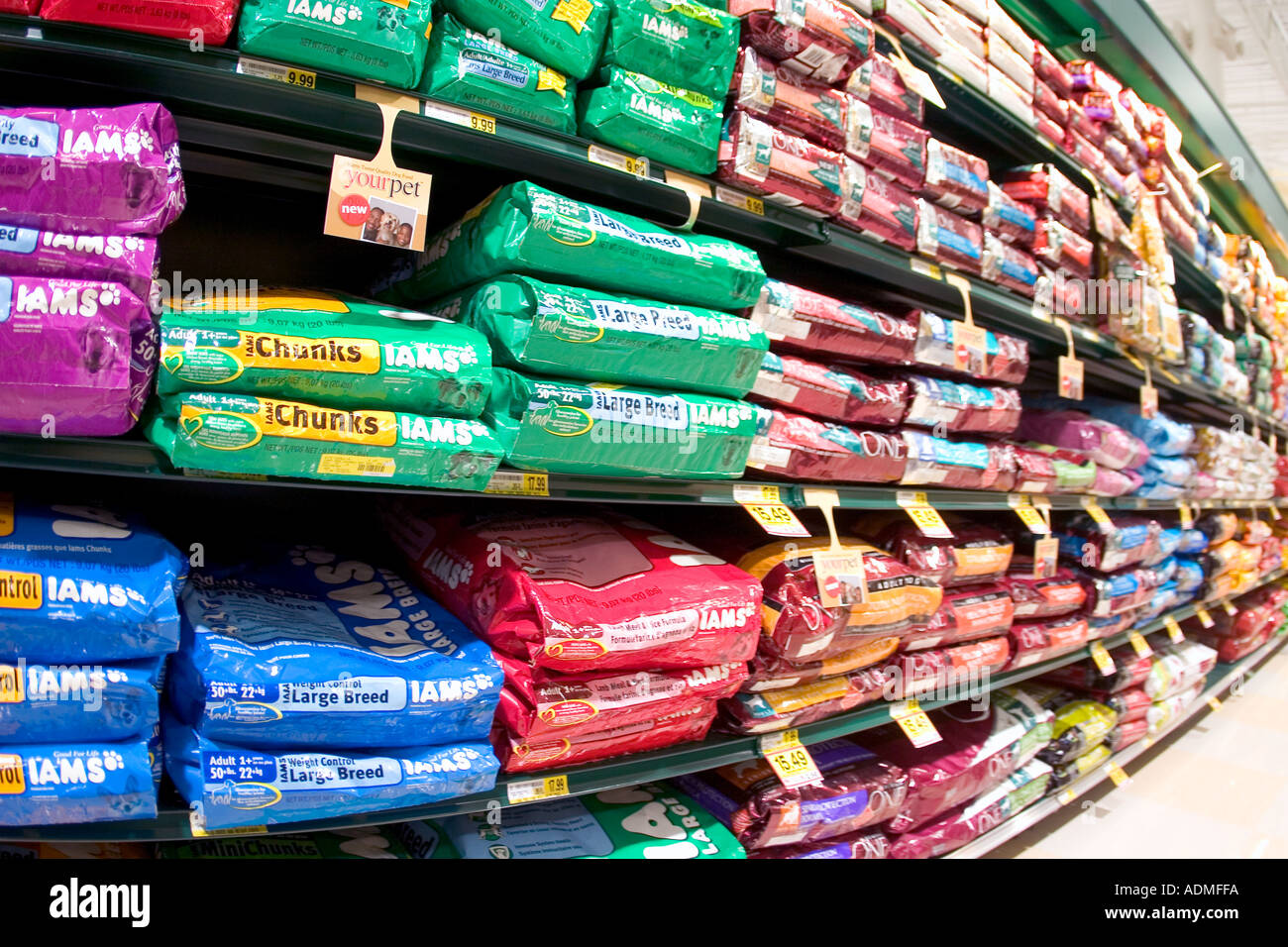 Comida de perro pasillo de gran supermercado estadounidense Foto de stock