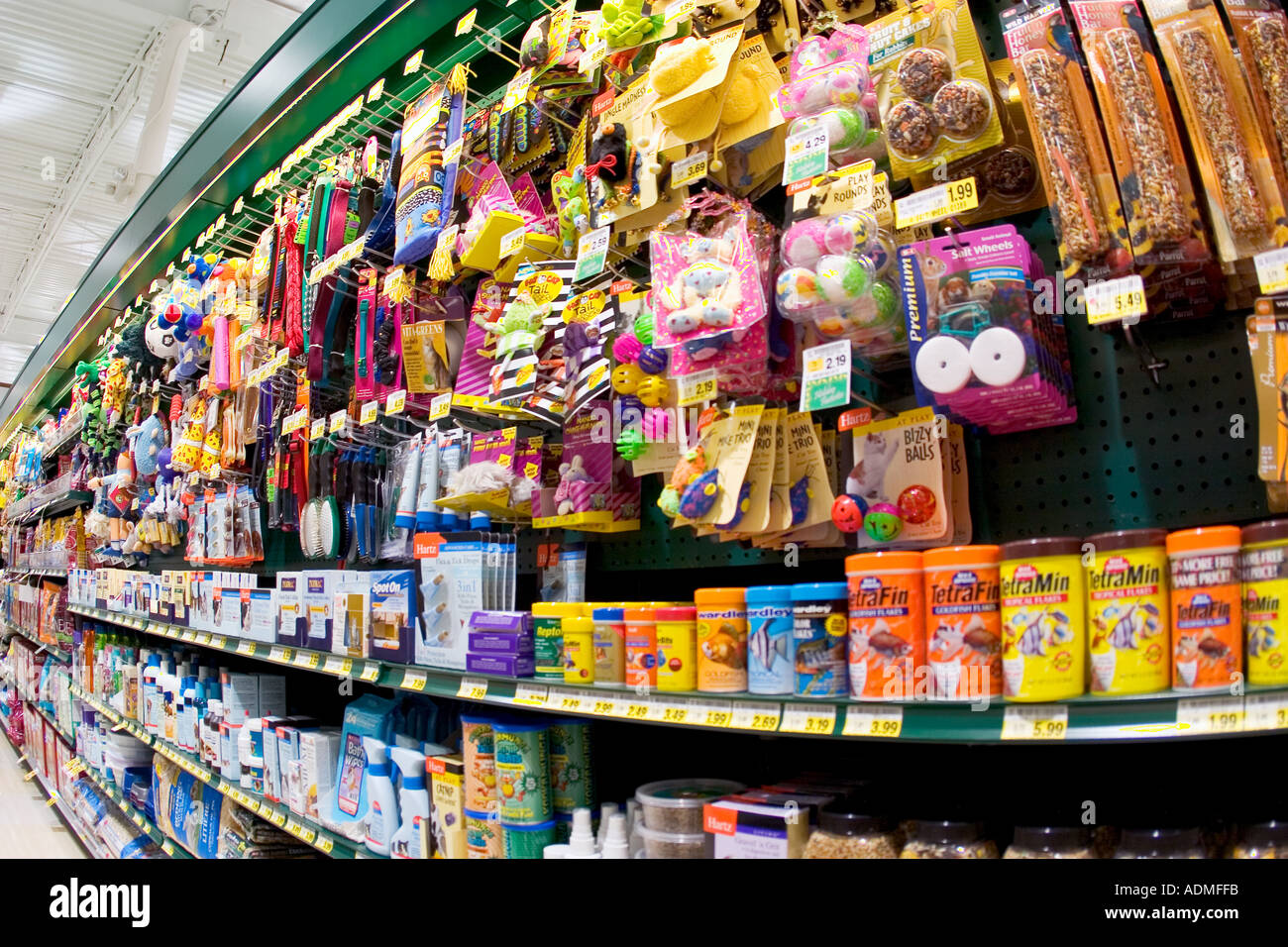 Pet food y pasillo de juguetes de gran supermercado estadounidense Foto de stock