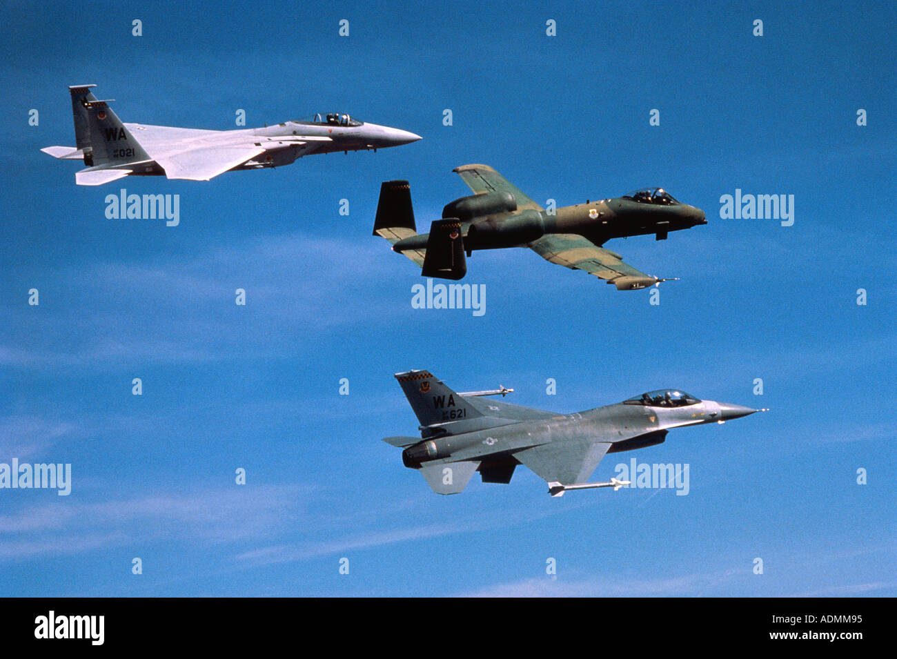 Escuadrilla de tres aviones de combate volando en formación Foto de stock