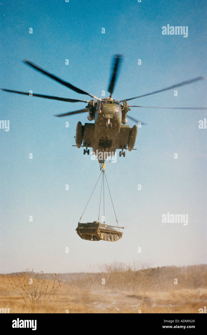 Ángulo de visión baja de tipo CH-53D Stallion mar levantando un tanque Foto de stock