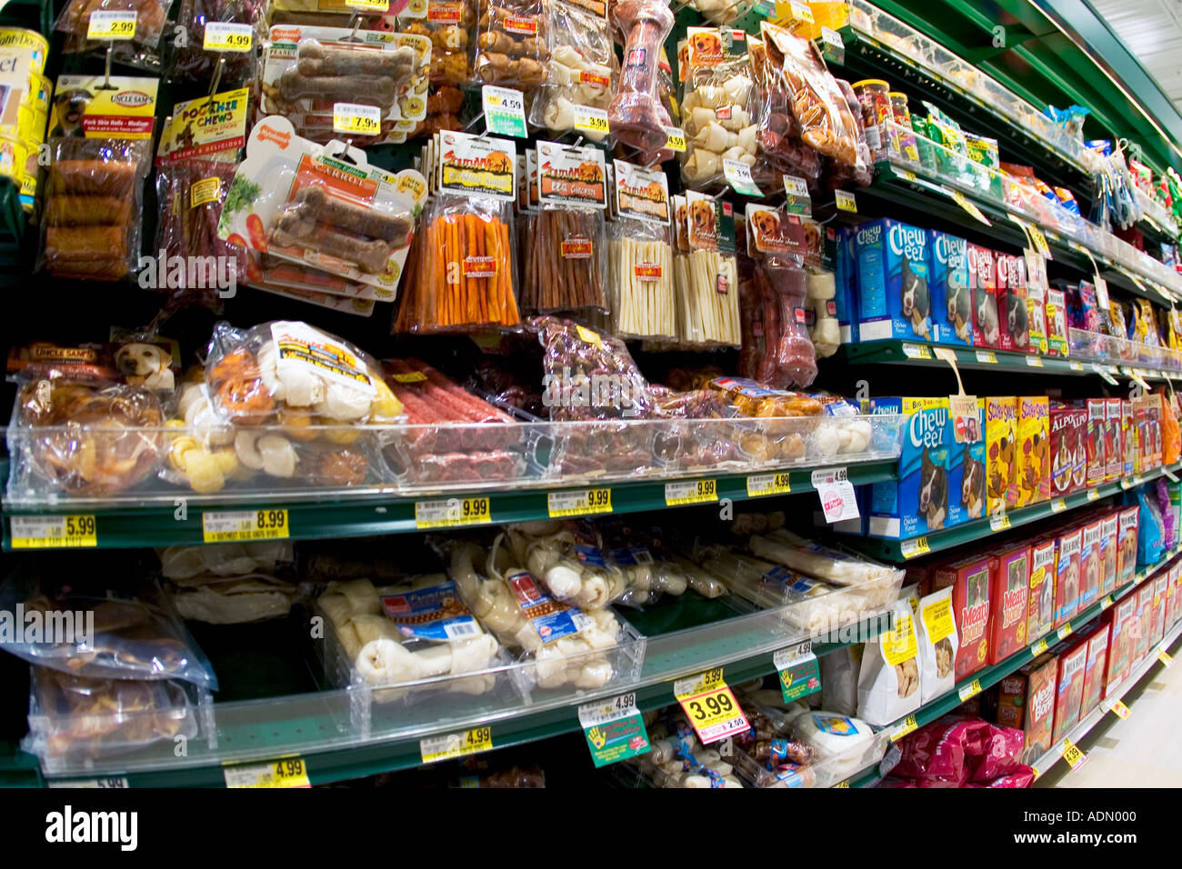 Pet food y tratar el pasillo de un gran supermercado estadounidense Foto de stock