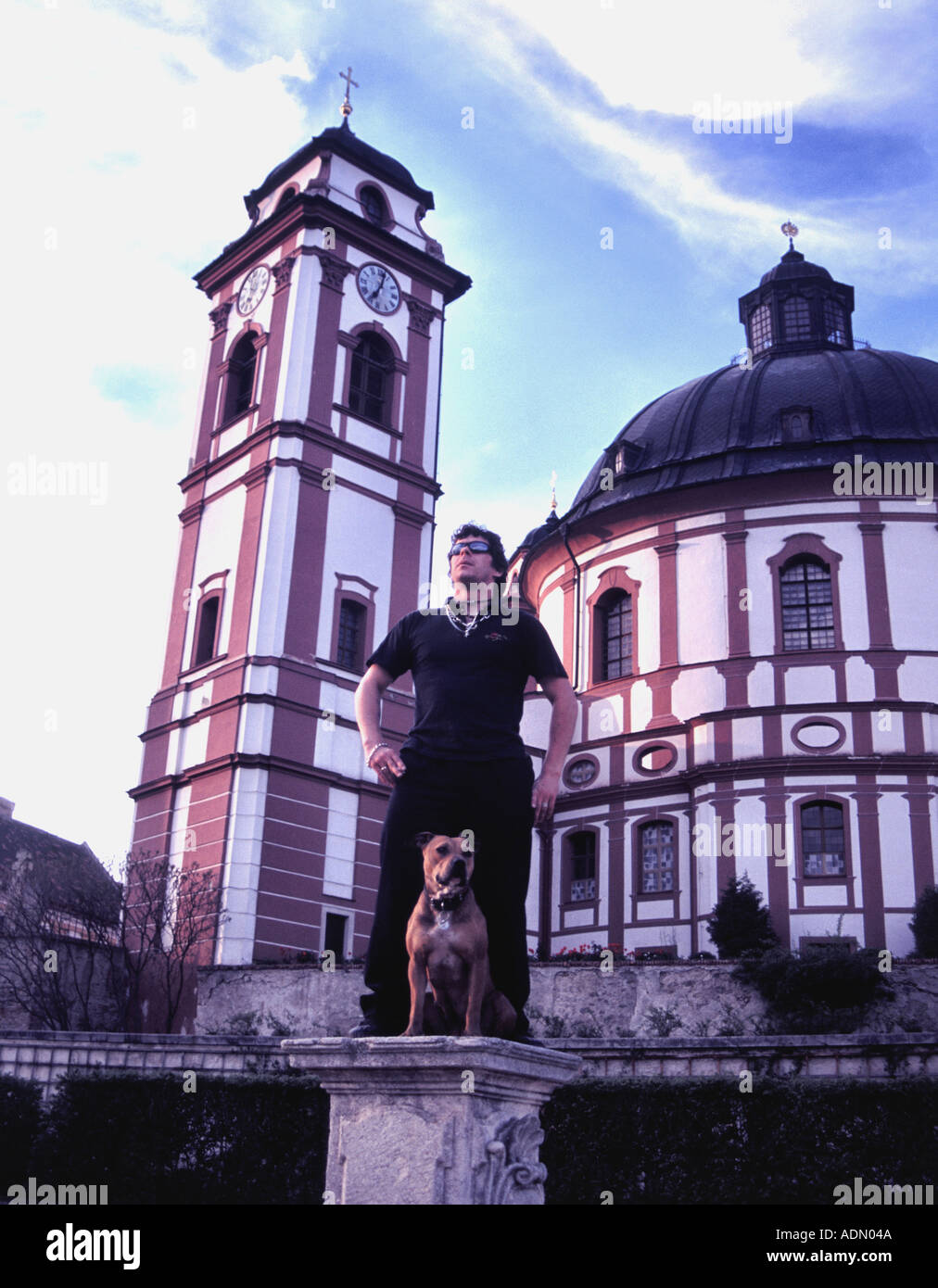 El hombre y el perro Castillo Foto de stock