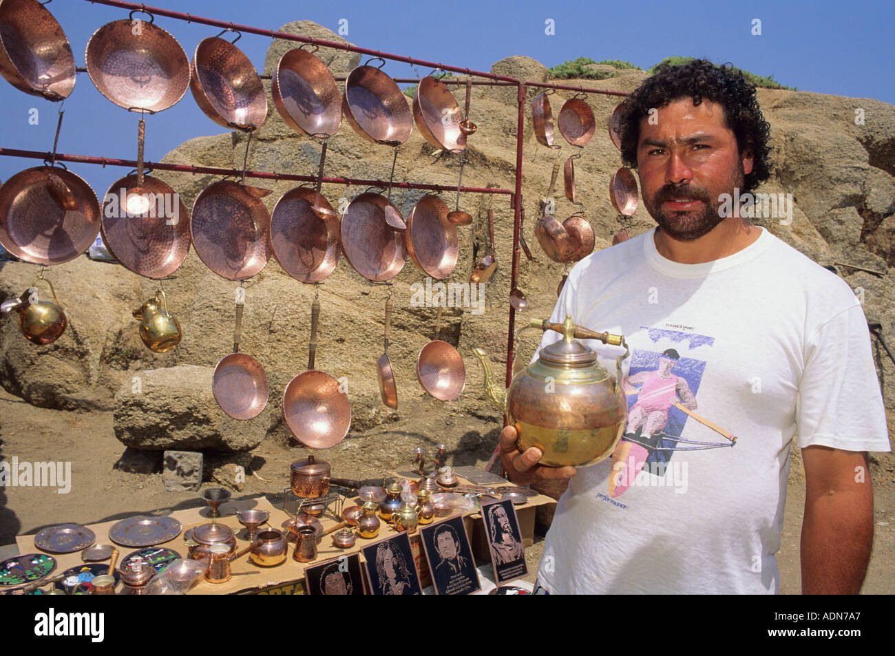 Un hombre vendiendo productos de cobre en Chile Foto de stock