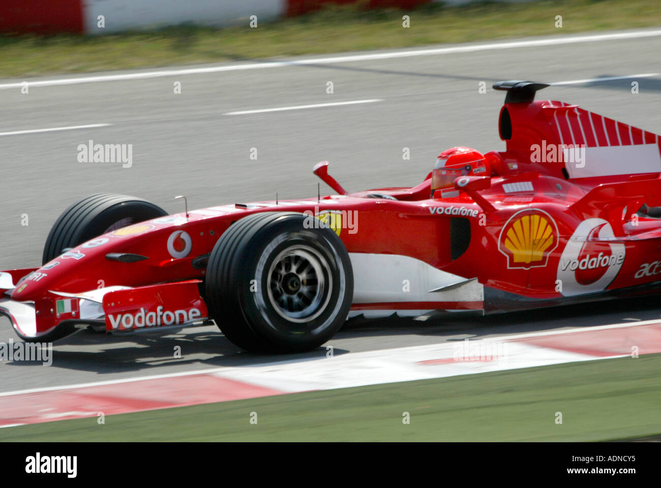 Michael Schumacher, siete veces campeón mundial de Fórmula uno, compitiendo en la temporada 2006 en Montmelo, Barcelona Foto de stock
