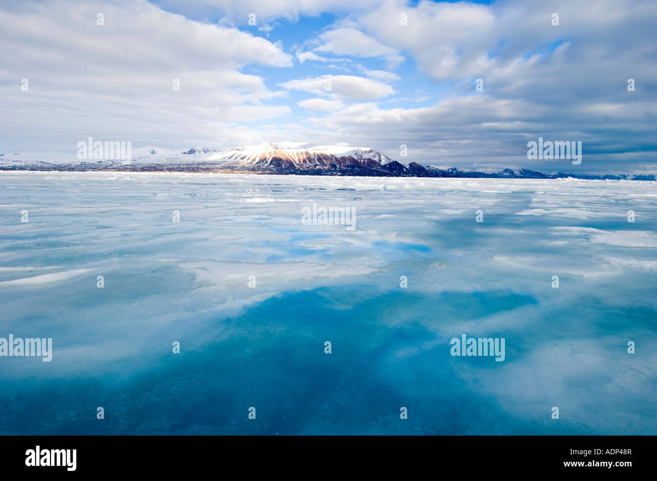 Derretir el agua se encuentra en la superficie del hielo calentado por el sol. Junta de la marina pronto estarán libres de hielo. Foto de stock