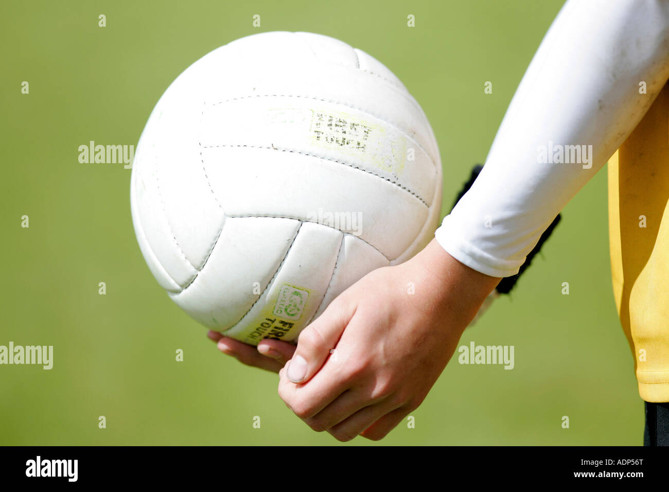Adolescente demuestra la forma tradicional de mano pasando la pelota  durante el juego de fútbol gaélico Fotografía de stock - Alamy