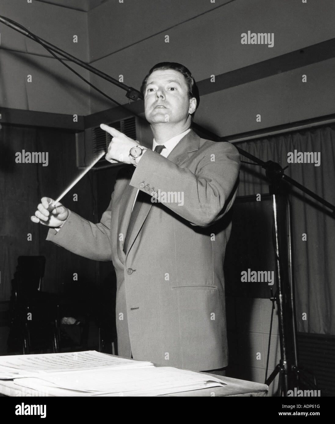 FRANK CHACKSFIELD - UK luz director orquestal de 1914 a 1995 en un estudio de grabación cerca de 1960 Foto de stock