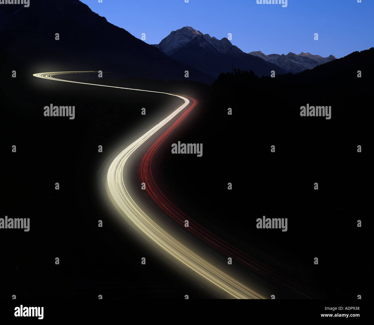 A - Tirol: Autopista por la noche Foto de stock