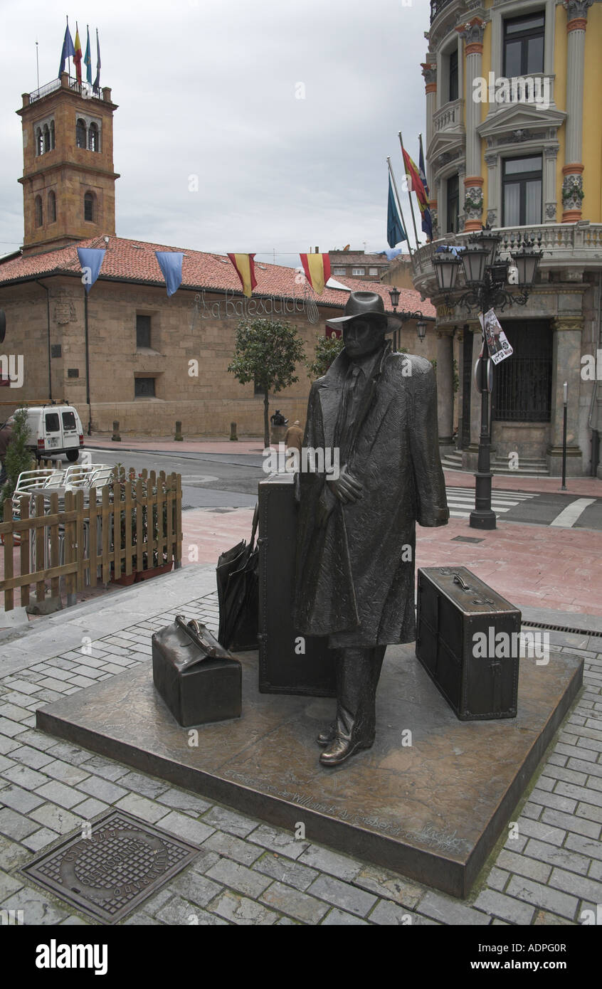 árabe Educación moral Pericia Estatua de bronce de hombre con maleta en frente de la Universidad a la  plaza de Porlier Oviedo Asturias españa Fotografía de stock - Alamy