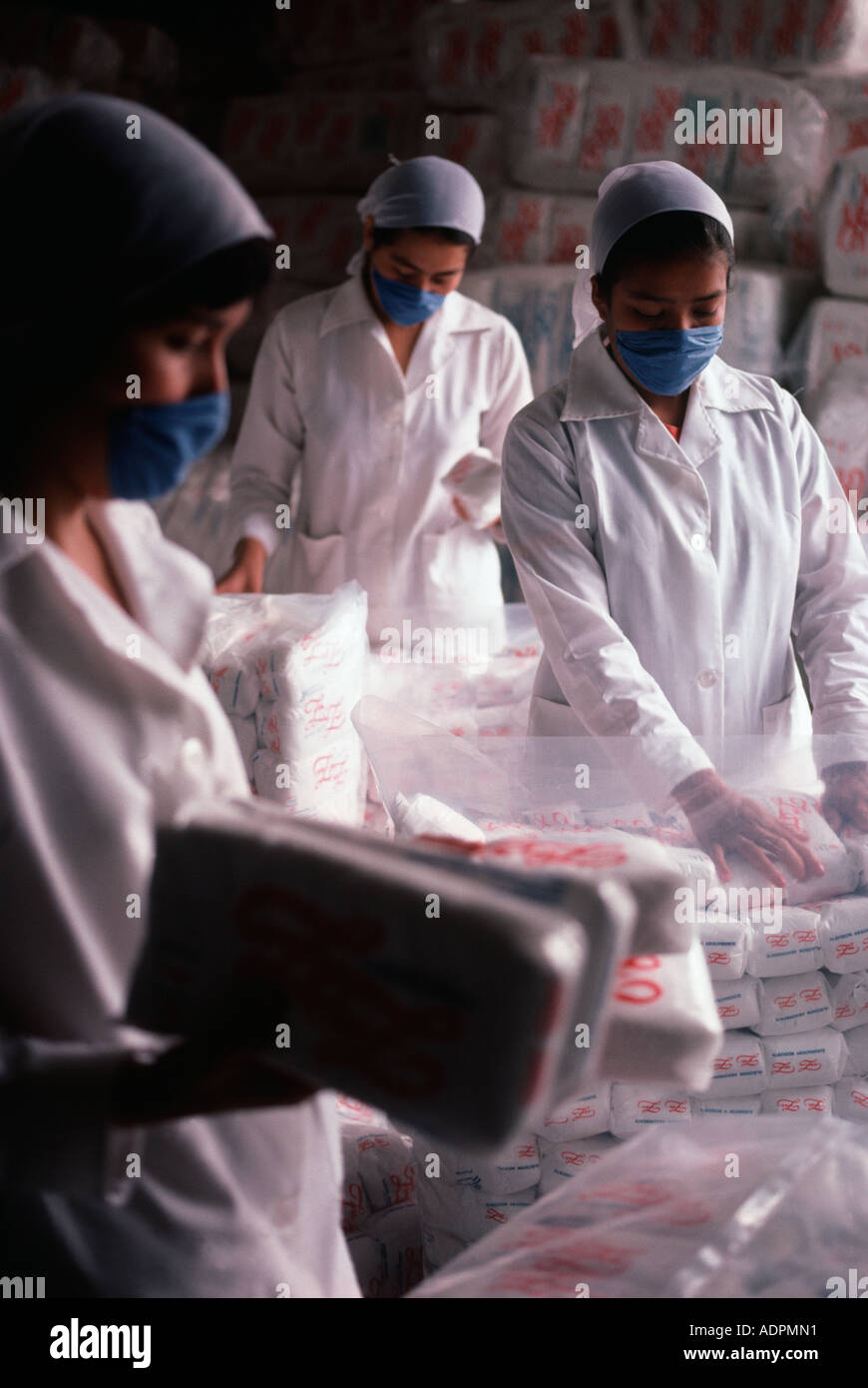 Los trabajadores del almacén de azúcar mexicano paquete Fotografía de stock  - Alamy