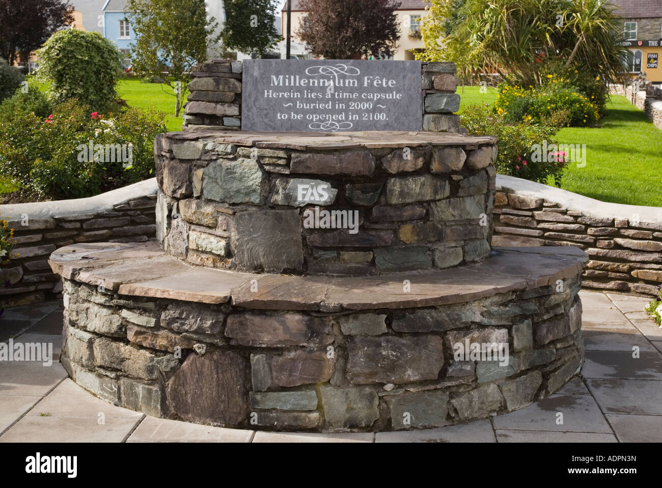 Fete Millennium time capsule memorial en el norte cuadrado en el anillo de Kerry, Península Iveragh Sneem Co Kerry Eire Foto de stock