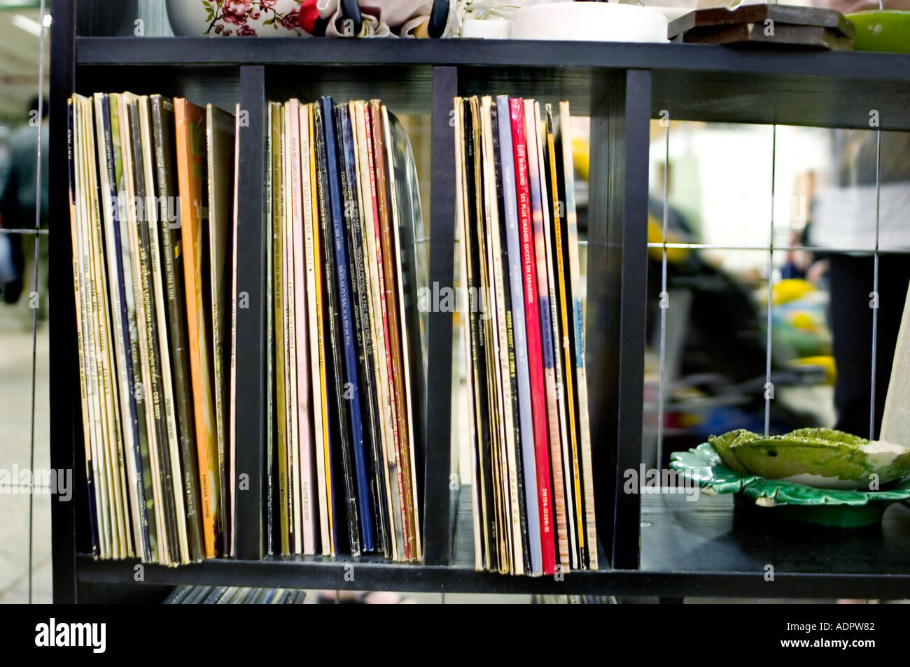 Colección de Música Vieja LP Álbumes de Registros 'alineados' En Estantes 'Mercado de pulgas' Detalle 'objetos vintage' Foto de stock