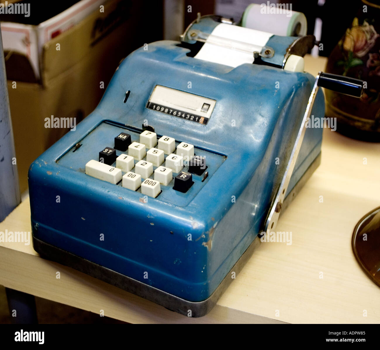 Manuel Calculadora antigua máquina de sumar en el escritorio para venta en  mercado de pulgas en París, Francia Fotografía de stock - Alamy
