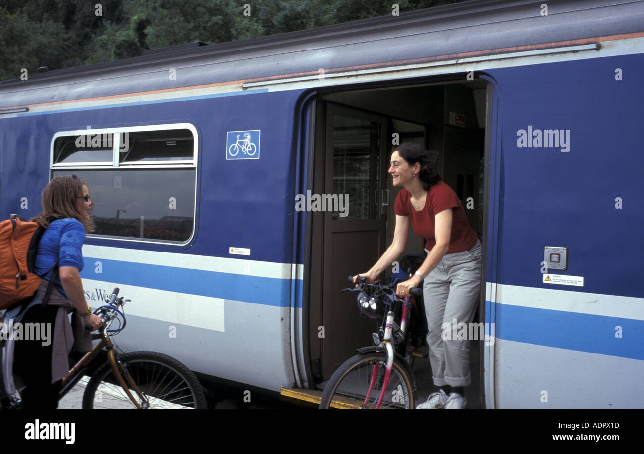 Una bicicleta que cuelga en un tren regional (TER), Francia Fotografía de  stock - Alamy