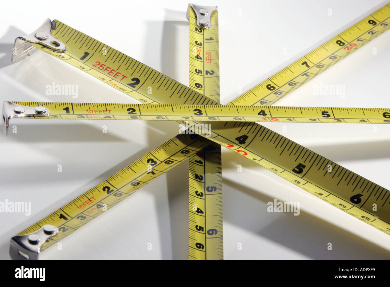 Una cinta métrica de acero en pulgadas y centímetros Fotografía de stock -  Alamy