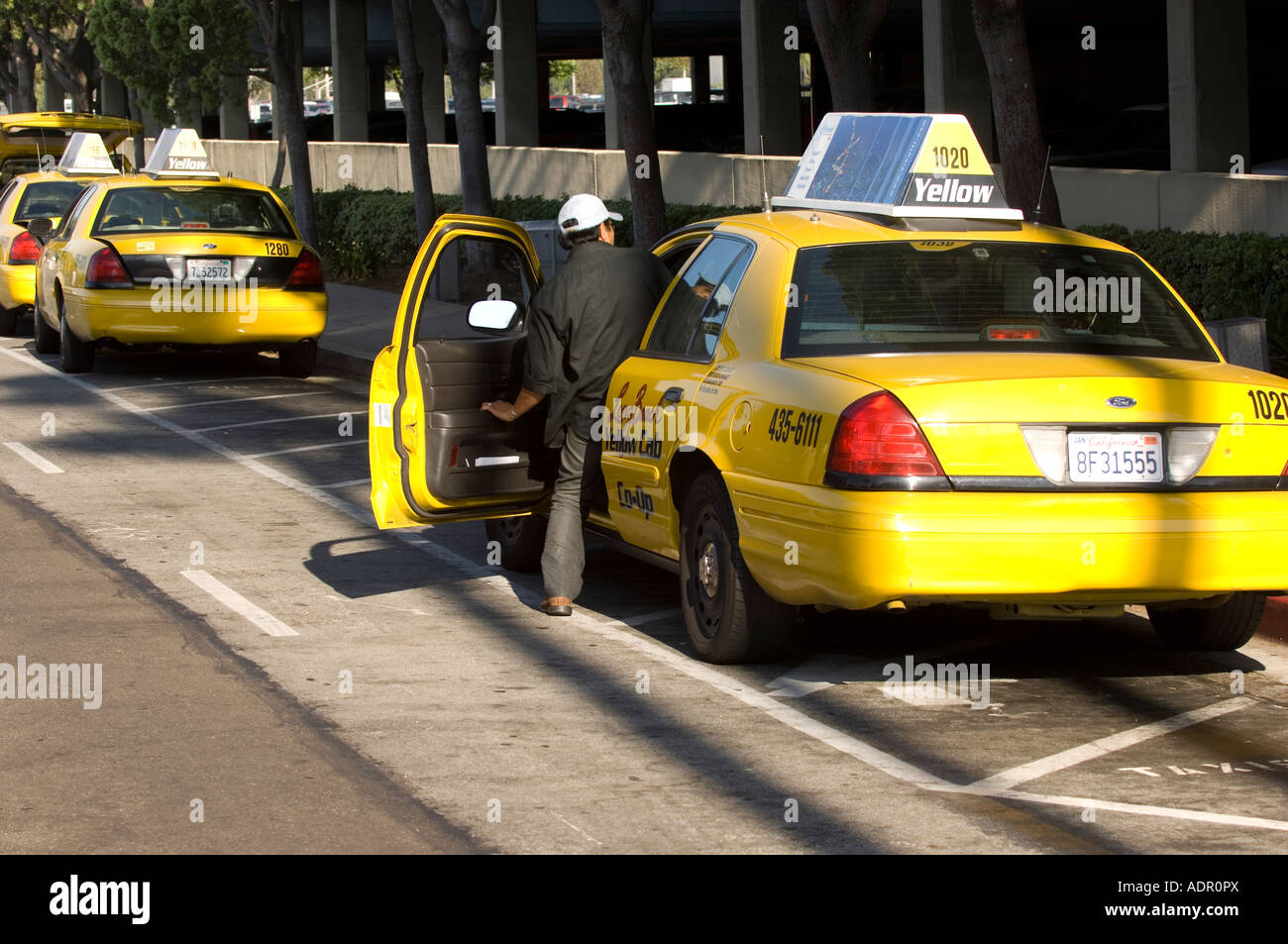 Línea de taxis en el Aeropuerto de Long Beach Foto de stock