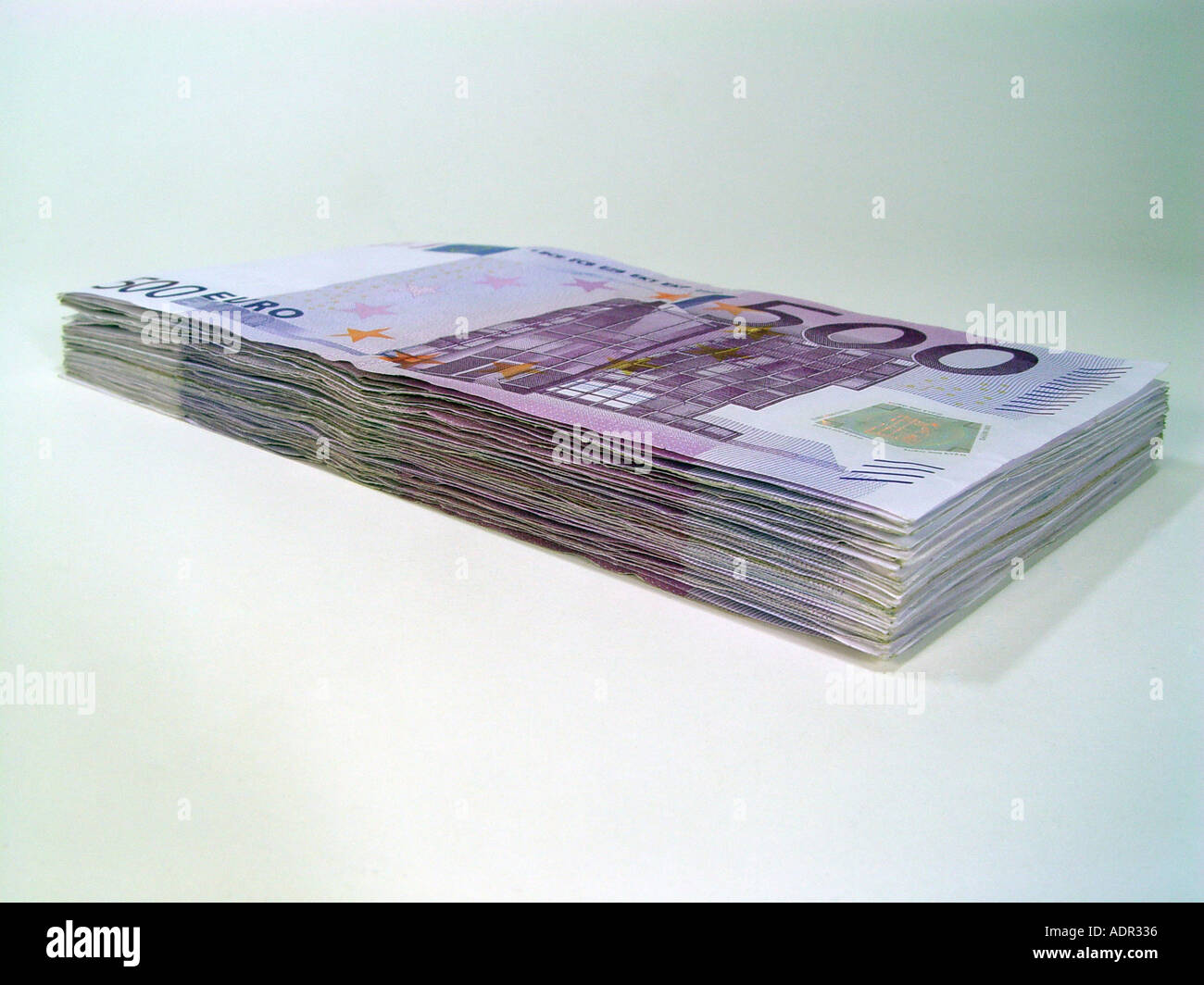 Montón con euronotes bundle euro Foto de stock