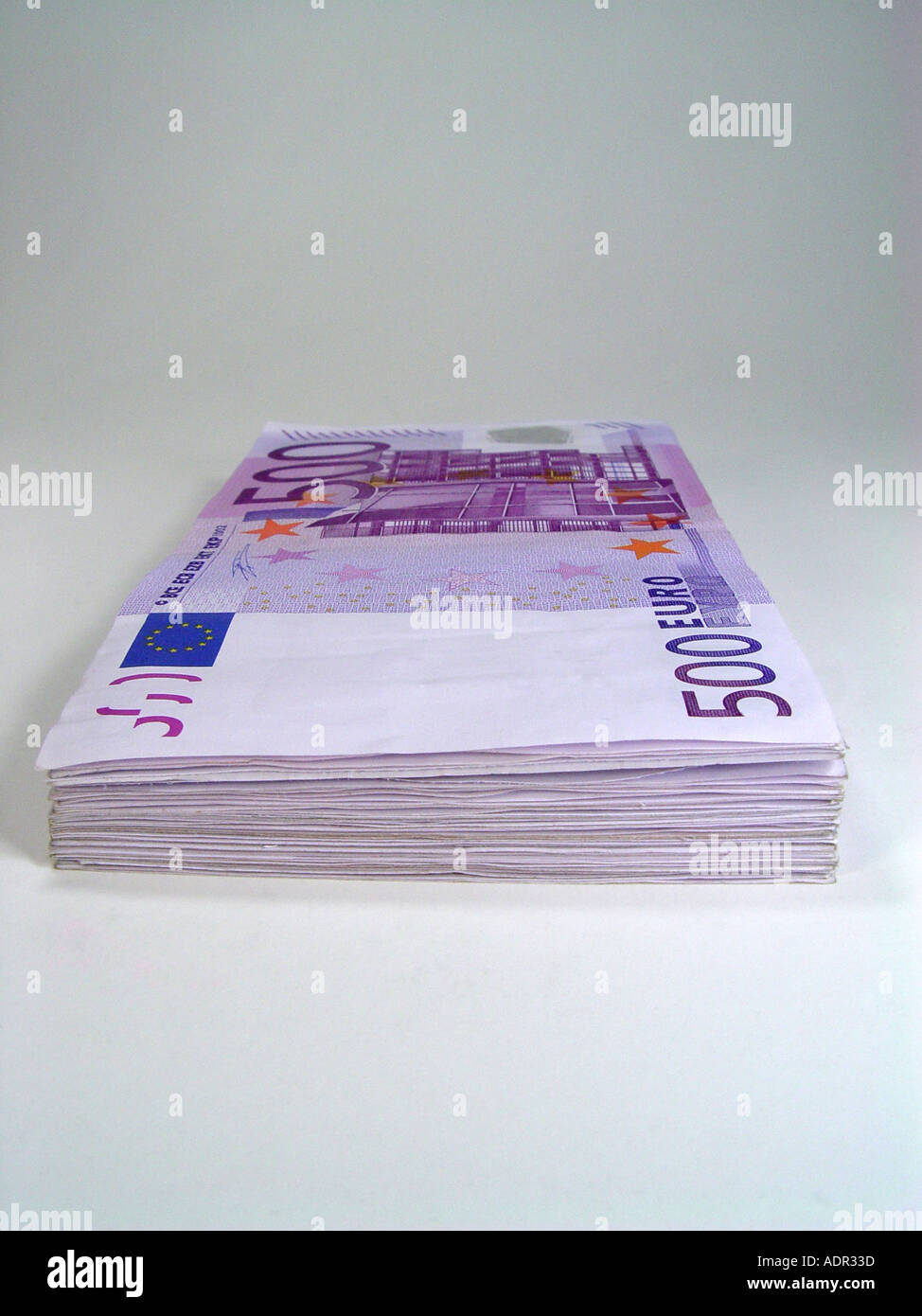 Montón con euronotes bundle euro Foto de stock