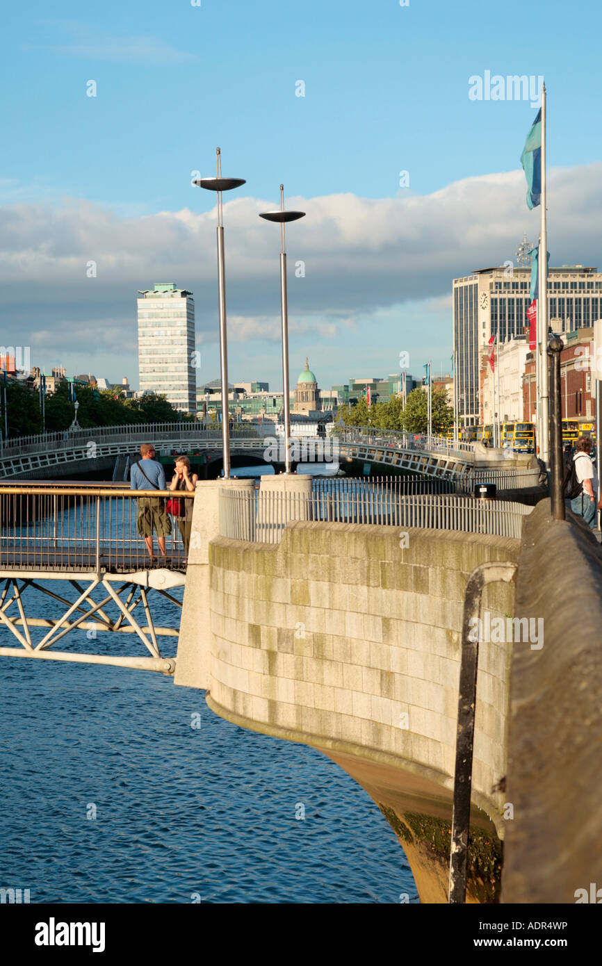 Vista del río Liffey con Millenium Bridge y Ha'Penny Bridge en Dublín en Irlanda Foto de stock
