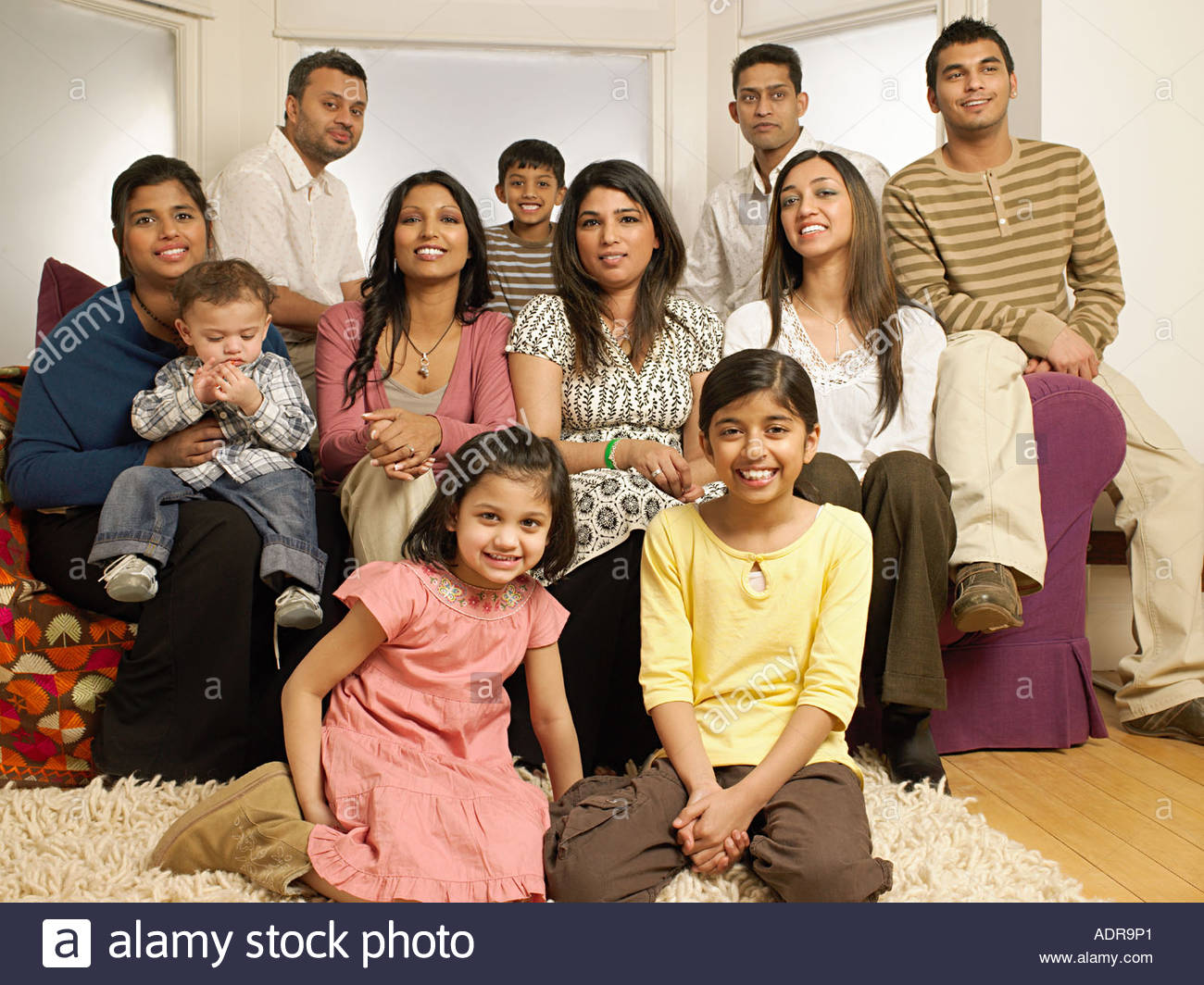 Indians daughter. Indian Family. Indian Family 2023. Indian Family in Skoda. Фото азиатской семьи между родственниками.